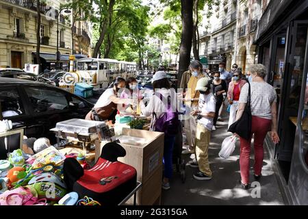 Flohmarkt in der rue Caulaincourt - Paris - Frankreich Stockfoto