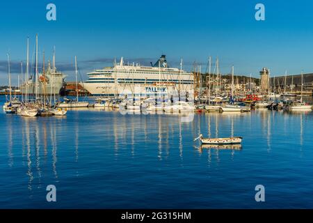 Falmouth Docks and Harbour, Falmouth, Cornwall. Falmouth Harbour bildet zusammen mit Carrick Roads den dritttiefsten Naturhafen der Welt. Stockfoto