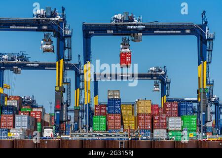 Globale Lieferketten - Container am Hafen von Felixstowe, Großbritannien, gestapelt. Engpässe In Der Globalen Lieferkette. Stockfoto