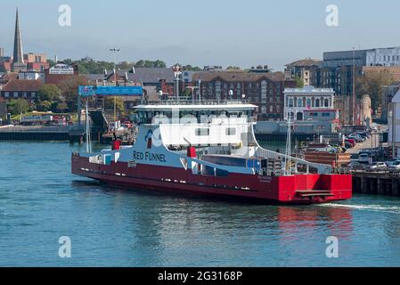 Southampton, England, Großbritannien. 2021. Ein Eindeckfahrzeug-Trägerschiff mit Lastwagen an Bord nähert sich dem Terminal Stockfoto