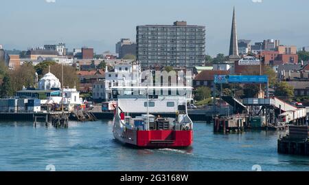 Southampton, England, Großbritannien. 2021. Ein Eindeckfahrzeug-Trägerschiff mit Lastwagen an Bord nähert sich dem Terminal Stockfoto