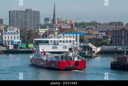 Southampton, England, Großbritannien. 2021. Ein Eindeckfahrzeug-Trägerschiff mit Lastwagen an Bord nähert sich dem Terminal Stockfoto