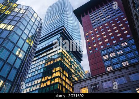 Von unten nach oben Blick auf den Omniturm-Wolkenkratzer und andere moderne Gebäude im Zentrum von Frankfurt - Frankfurt, Deutschland Stockfoto