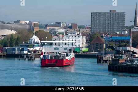 Southampton, England, Großbritannien. 2021. Ein Eindeckfahrzeug-Trägerschiff mit Lastwagen an Bord nähert sich dem Terminal Stockfoto