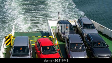 England, Großbritannien. 2021. Übersicht über Autos, die auf dem Deck einer Fähre transportiert werden. Stockfoto