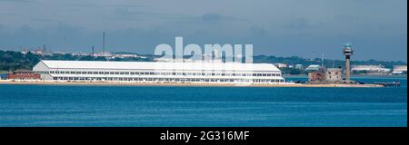 Calshot, Hampshire, England, Großbritannien. 2021. Calshot Sportstätte, Calshot Castle und Küstenwachturm überblicken Southampton Water, Südengland, Großbritannien. Stockfoto