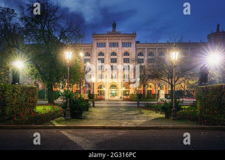 Regierung von Oberbayern bei Nacht - München, Deutschland Stockfoto