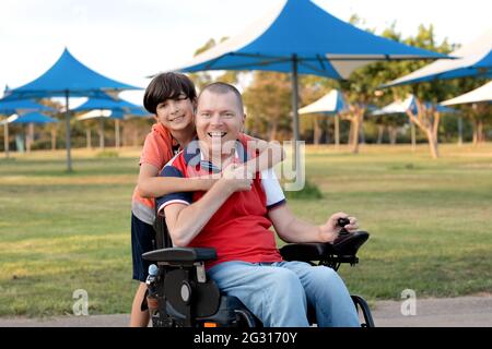 Behinderten Vater mit seinem kleinen Sohn. Stockfoto