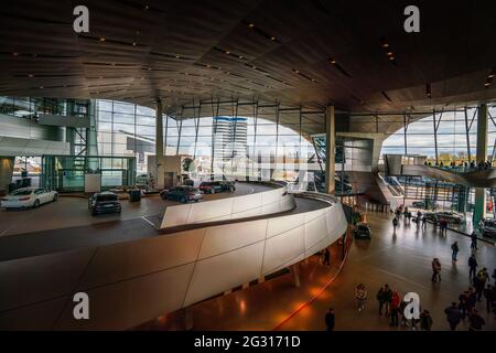 Innenraum der BMW Welt Ausstellung - München, Deutschland Stockfoto