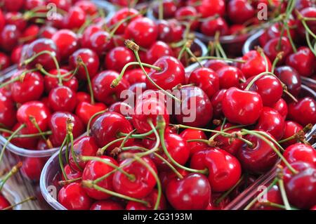 Viele fröhliche Beeren auf dem Stand zum Verkauf Sommer Früchte Muster Stockfoto