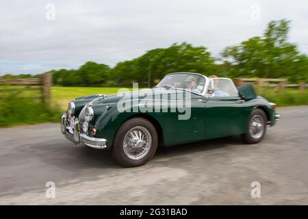 1961 60s grünes Jaguar 3442cc Benzin-Cabrio, Reisen zu Klassik und Oldtimer-Show in Heskin Hall, Lancashire, Großbritannien Stockfoto