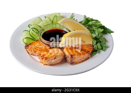 Lachs-Shish-Kebab mit Zitrone und Gurke auf weißem, isoliertem Hintergrund Stockfoto