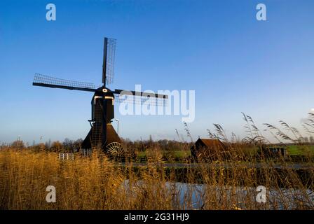 Windmühle Gelkenesmolen in der Nähe des niederländischen Dorfes Groot-Ammers Stockfoto