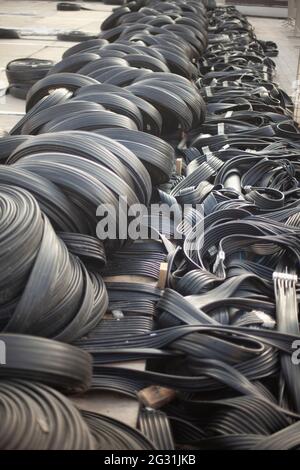 Kühlsystem für Eislaufbahnen. Ein System aus flexiblen Schläuchen für die Kühlung des Eises. Demontage des Eisstadions. Stockfoto