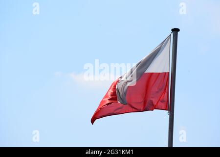 Polnische Flagge im Wind Stockfoto
