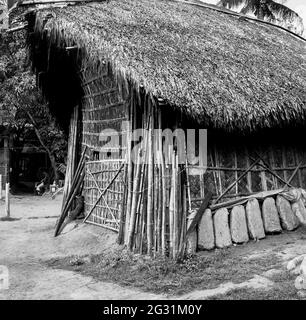 Ein Strohhaus und Keramik. Dieses Bild wurde am 30. März 2021 aus Shekhornagar, Bangladesch, Südasien aufgenommen Stockfoto