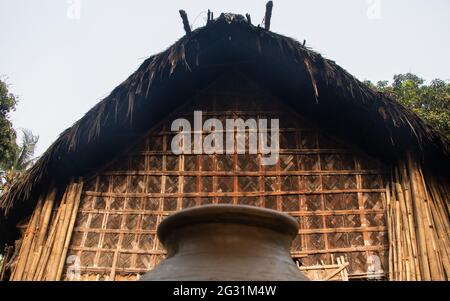 Ein Strohhaus und Keramik. Dieses Bild wurde am 30. März 2021 aus Shekhornagar, Bangladesch, Südasien aufgenommen Stockfoto