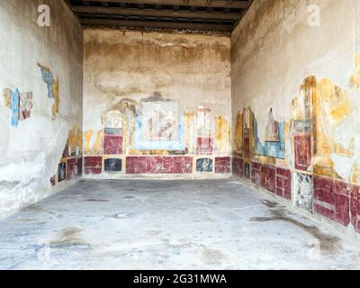 Grand Triclinium (Esszimmer) im vierten Stil mit großen mythologischen Szenen in blau auf einem gelben und roten Grund über einem unteren RE eingerahmt dekoriert Stockfoto