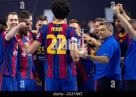 Köln, Deutschland. Juni 2021. Handball: Champions League, FC Barcelona - Aalborg HB, Final Round, Final Four, Final in der Lanxess Arena. Die Spieler in Barcelona jubeln während des Spiels. Quelle: Marius Becker/dpa/Alamy Live News Stockfoto