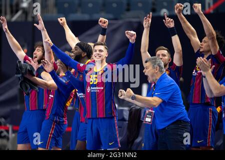 Köln, Deutschland. Juni 2021. Handball: Champions League, FC Barcelona - Aalborg HB, Final Round, Final Four, Final in der Lanxess Arena. Die Spieler in Barcelona jubeln während des Spiels. Quelle: Marius Becker/dpa/Alamy Live News Stockfoto