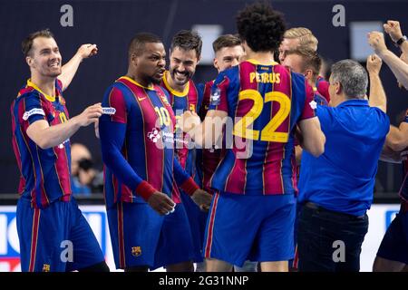 Köln, Deutschland. Juni 2021. Handball: Champions League, FC Barcelona - Aalborg HB, Final Round, Final Four, Final in der Lanxess Arena. Die Spieler in Barcelona jubeln während des Spiels. Quelle: Marius Becker/dpa/Alamy Live News Stockfoto