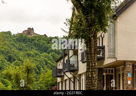Burg Bourscheid am Fluss Sûre. Im Vordergrund die Fassade des Cocoon Hotels in Lipperscheid, Luxemburg Stockfoto