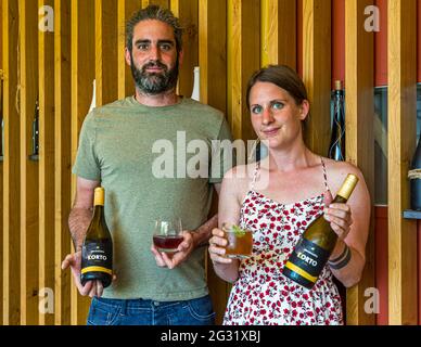 Jeff Konsbrück und seine Frau präsentieren den lokal produzierten Drink Korto, der auf dem Portweinrezept basiert. Das moderne Weingut von Jeff Konsbrück in Ahn, Luxemburg Stockfoto