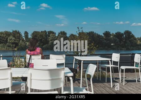 Frau im Open-Air-Café Stockfoto