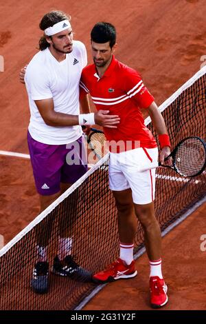 Paris, Frankreich. Juni 2021. Novak Djokovic aus Serbien und Stefanos Tsitsipas aus Griechenland beim French Open Grand Slam Tennisturnier 2021 in Roland Garros, Paris, Frankreich. Frank Molter/Alamy Live Nachrichten Stockfoto
