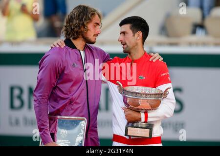 Paris, Frankreich. Juni 2021. Novak Djokovic aus Serbien und Stefanos Tsitsipas aus Griechenland beim French Open Grand Slam Tennisturnier 2021 in Roland Garros, Paris, Frankreich. Frank Molter/Alamy Live Nachrichten Stockfoto