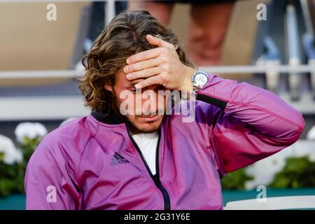 Stefanos Tsitsipas reagiert enttäuscht nach dem Einzel-Finale der Männer beim French Open Grand Slam Tennisturnier 2021 in Roland Garros, Paris, Frankreich. Stockfoto