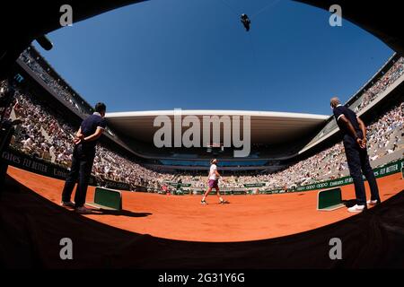 Paris, Frankreich. Juni 2021. Novak Djokovic aus Serbien und Stefanos Tsitsipas aus Griechenland beim French Open Grand Slam Tennisturnier 2021 in Roland Garros, Paris, Frankreich. Frank Molter/Alamy Live Nachrichten Stockfoto