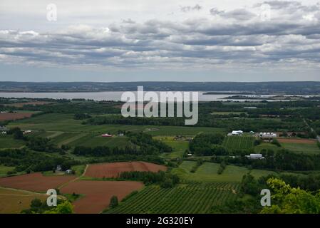 Blick vom Look Off in der Nähe von Canning Nova Scotia Blick auf das fruchtbare Minas-Becken, das von den Gezeiten der Bay of Fundy gespeist und seit Jahrhunderten bewirtschaftet wird Stockfoto