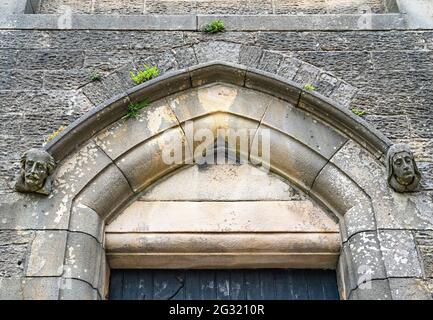 Geschnitzte Steinköpfe, Clark Street Congregational Church Stockfoto