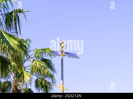 Solare Straßenbeleuchtung. Solarbatterien zur Beleuchtung eines Parks in einem südlichen Land. Stockfoto