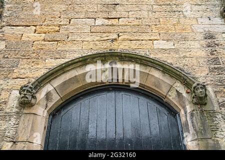 Geschnitzte Steinköpfe, Clark Street Congregational Church Stockfoto