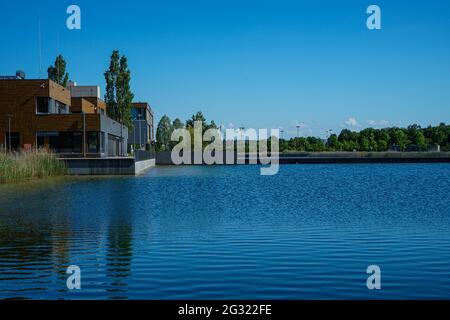 Der Campeon (ein Portmanteau von Campus und Infineon - INTEL) ist ein Bürokomplex, der in einen großen öffentlichen Landschaftspark mit Wasserflächen eingebettet ist. Stockfoto