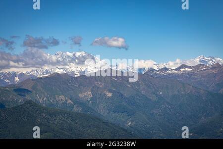 Blick auf sehr hohe Berge vom Monte Mottarone über den Lago Maggiore in Piemont, Italien Stockfoto