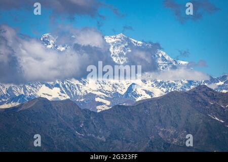 Blick auf sehr hohe Berge vom Monte Mottarone über den Lago Maggiore in Piemont, Italien Stockfoto