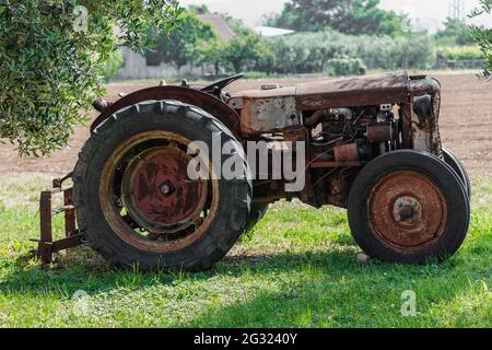 Ein alter stillveralteter Traktor Stockfoto
