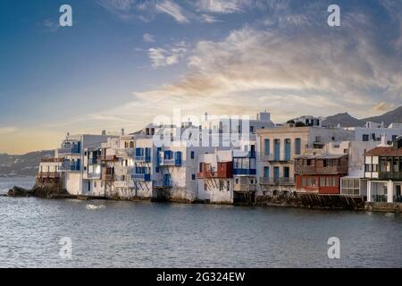 Mykonos Island Little Venice bei Sonnenaufgang. Ägäis. Kykladen Griechenland. Traditionelle Gebäude am Wasser mit farbenfrohen Fenstern und Balkonen über der ri Stockfoto