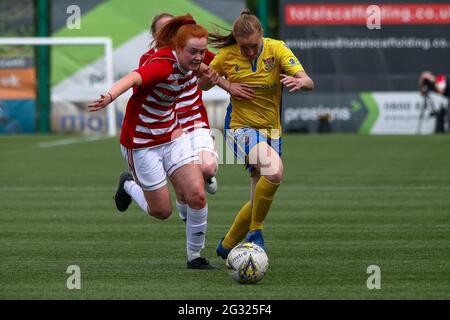 Hamilton, South Lanarkshire, Schottland, Großbritannien. Juni 2021. Aktion während der Scottish Building Society Scottish Women's Premier League 2 Fixture Hamilton Academical FC vs St Johnstone WFC, Fountain of Youth Stadium, New Douglas Park, Hamilton, South Lanarkshire, 13/06/2021 Quelle: www.Alamy.co.uk Colin Poultney/Alamy Live News Stockfoto