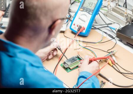 Elektronikingenieur, der ein Hardwareprodukt entwickelt Stockfoto