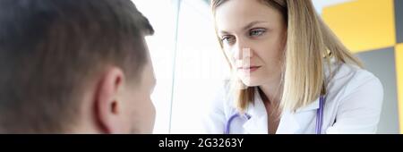 Weibliche Arzt Palpation Patienten submandibuläre Lymphknoten Stockfoto