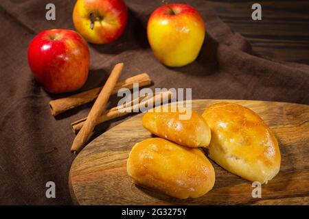 Frische Apfel- und Zimtbrötchen zum Frühstück Stockfoto