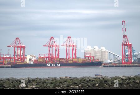 Ein Frachtschiff, das seine gesamte Ladung in intermodalen Containern in Lastwagengröße transportiert, in einer Technik, die als Containerisierung im Dock von Liverpool bezeichnet wird Stockfoto