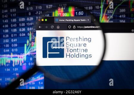 Pershing Square Tontines Firmenlogo auf einer Website mit verschwommenen Börsenentwicklungen im Hintergrund, gesehen auf einem Computerbildschirm Stockfoto