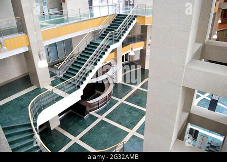 Luxusgebäude Eingang, Rezeption und grüne Marmortreppe Lobby, Wartebereich im Gebäude Stockfoto