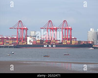 Ein Frachtschiff, das seine gesamte Ladung in intermodalen Containern in Lastwagengröße transportiert, in einer Technik, die als Containerisierung im Dock von Liverpool bezeichnet wird Stockfoto