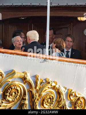 13. Juni 2021, Dänemark, Sønderborg: Margrethe II.. (l), Königin von Dänemark, plaudert mit Bundespräsident Frank-Walter Steinmeier und seiner Frau Elke Büdenbender vor einem Abendessen auf der königlichen Yacht Dannebrog, die in Sønderborg (Sonderburg) festgemacht ist. Neben ihnen ist Daniel Günther (CDU - r), Ministerpräsident von Schleswig-Holstein. Bundespräsident Steinmeier und seine Frau sind anlässlich des 100. Jahrestages der deutsch-dänischen Grenzziehung im Jahr 1920 zu einem zweitägigen Besuch in Dänemark. Die Feierlichkeiten mussten 2020 aus Corona-Gründen verschoben werden und werden nun wieder gutgemacht. Foto: Bernd von Jutrc Stockfoto